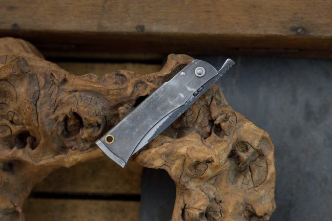 Couteau pliant à friction, système deux clous, manche en acier