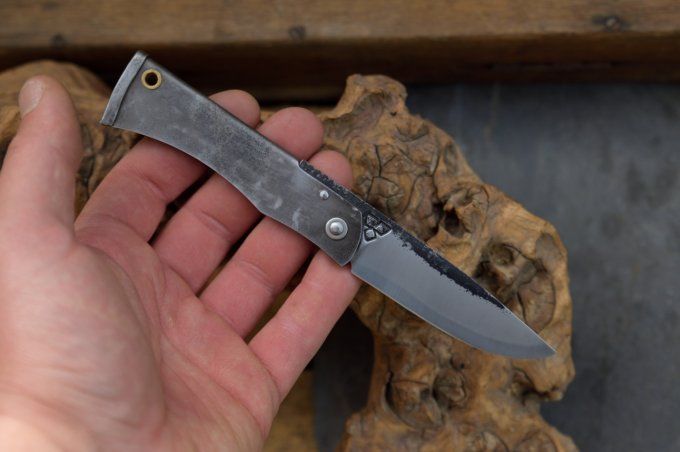 Couteau pliant à friction, système deux clous, manche en acier