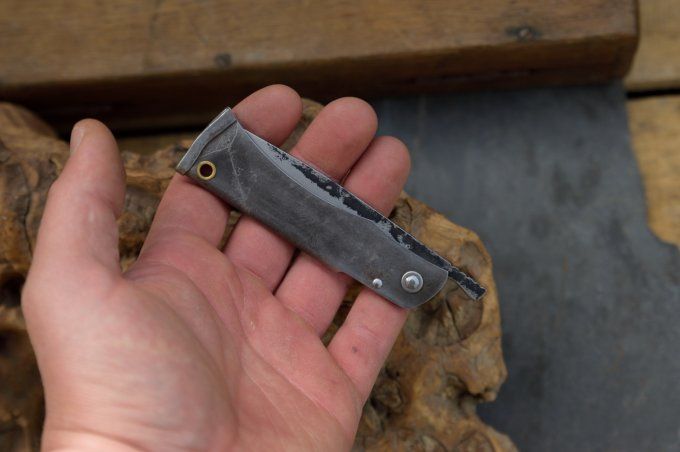 Couteau pliant à friction, système deux clous, manche en acier