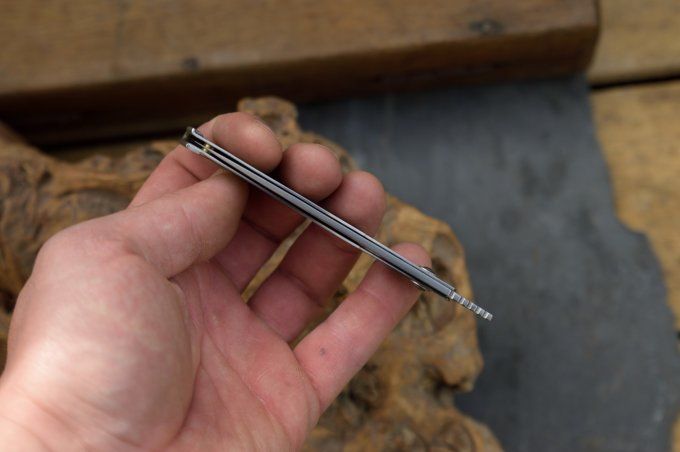 Couteau pliant à friction, système deux clous, manche en acier