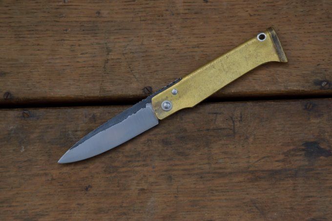 Couteau pliant à friction, système deux clous, manche en laiton 