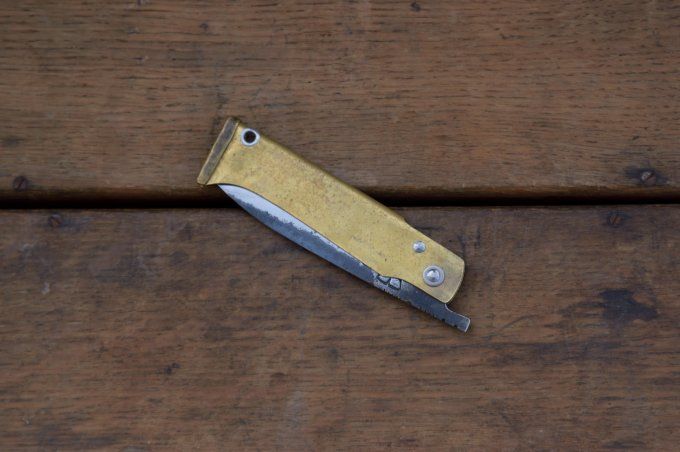 Couteau pliant à friction, système deux clous, manche en laiton 