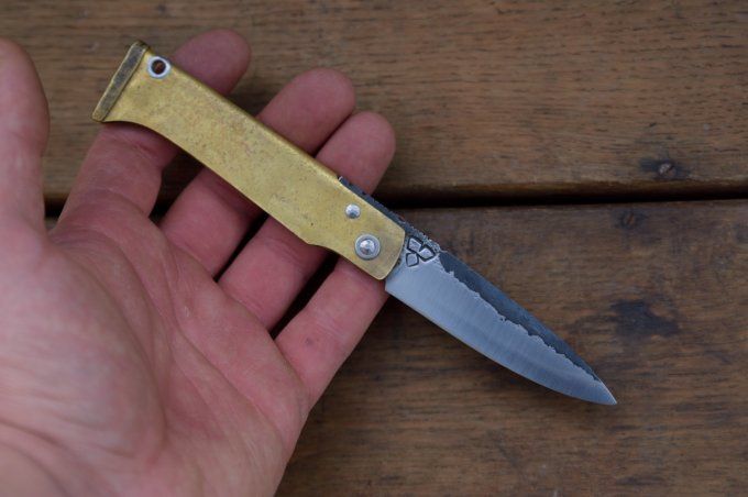 Couteau pliant à friction, système deux clous, manche en laiton 