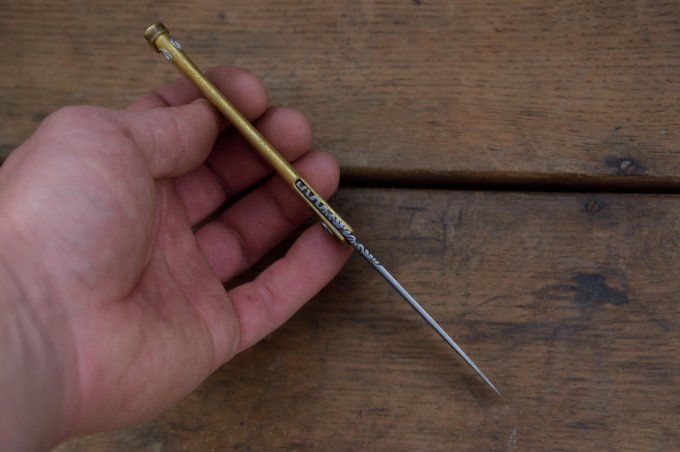 Couteau pliant à friction, système deux clous, manche en laiton 