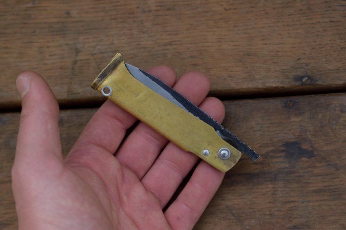Couteau pliant à friction, système deux clous, manche en laiton 