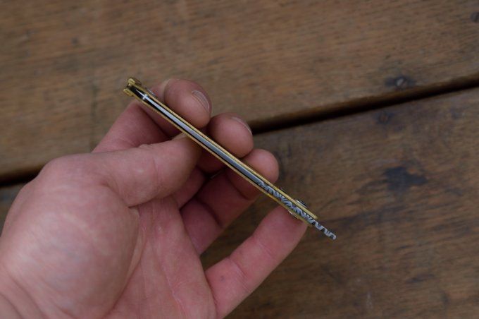 Couteau pliant à friction, système deux clous, manche en laiton 