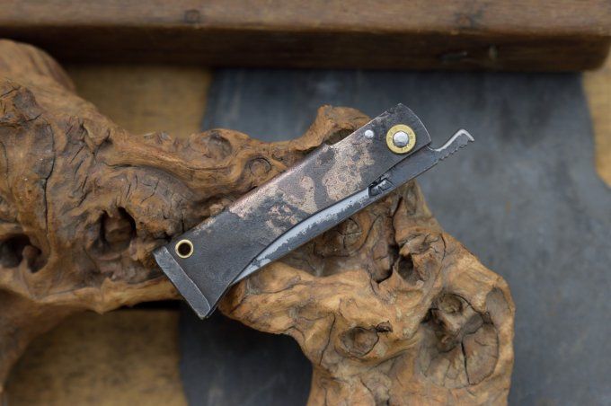 Couteau pliant à friction, manche en fer brasé cuivre / laiton, système deux clous