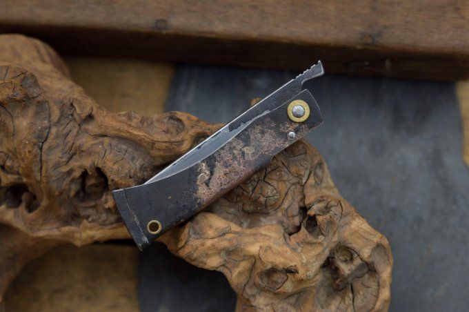 Couteau pliant à friction, manche en fer brasé cuivre / laiton, système deux clous