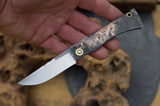 Couteau pliant à friction, manche en fer brasé cuivre / laiton, système deux clous