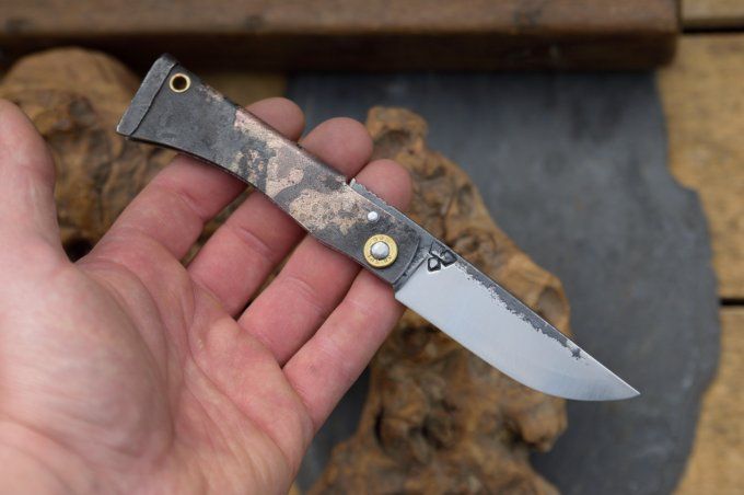 Couteau pliant à friction, manche en fer brasé cuivre / laiton, système deux clous