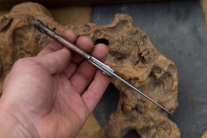 Couteau pliant à friction, manche en fer brasé cuivre / laiton, système deux clous