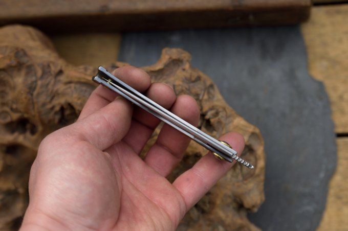 Couteau pliant à friction, manche en fer brasé cuivre / laiton, système deux clous