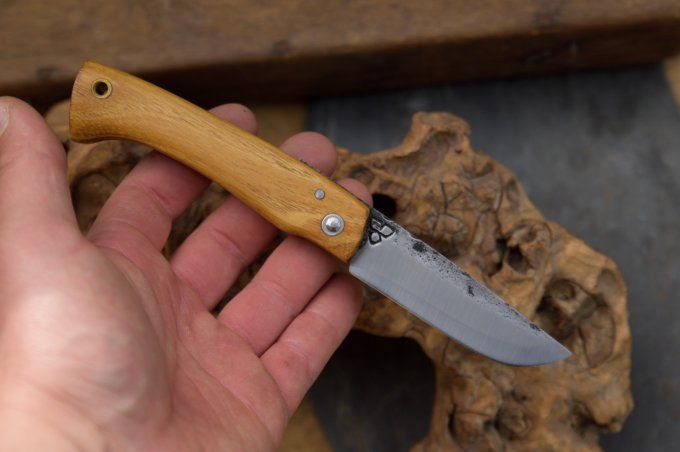 Couteau pliant 19.8cm, système deux clous, manche monobloc en Robinier