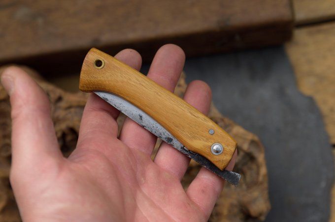 Couteau pliant 19.8cm, système deux clous, manche monobloc en Robinier