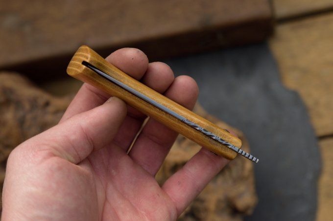 Couteau pliant 19.8cm, système deux clous, manche monobloc en Robinier