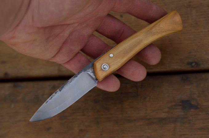 Couteau pliant 19.8cm, système deux clous, manche monobloc en bois inconnu