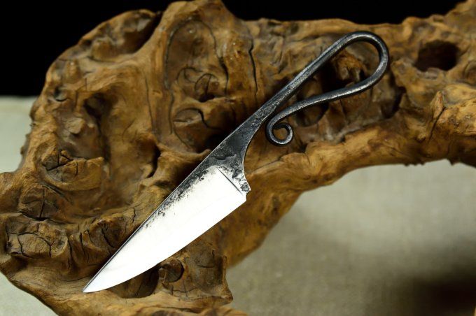 Couteau forgé 16cm, manche à volute
