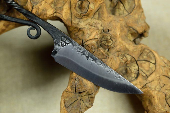 Couteau forgé 19cm, manche à volute torsadé