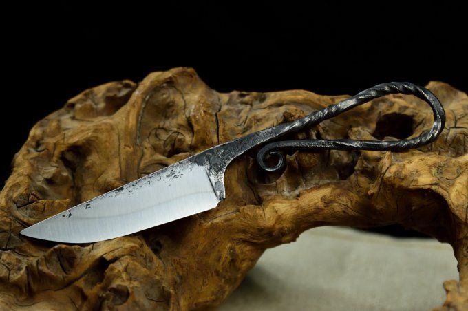 Couteau forgé 19cm, manche à volute torsadé