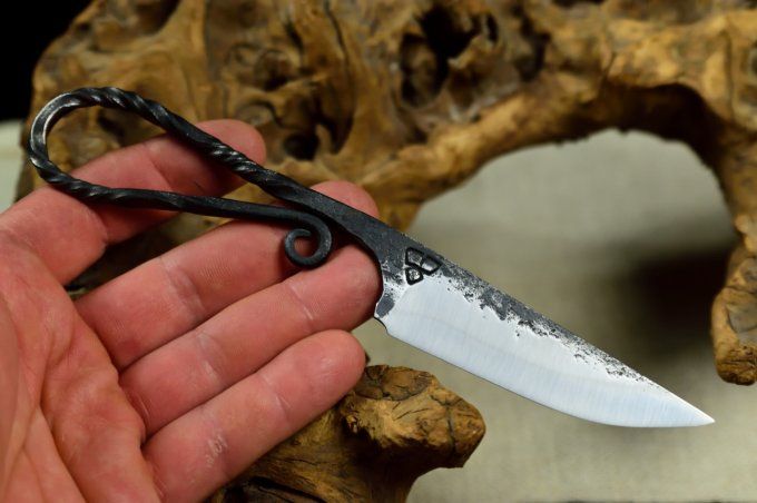 Couteau forgé 19cm, manche à volute torsadé