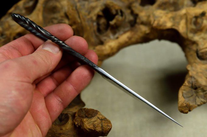 Couteau forgé 19cm, manche à volute torsadé