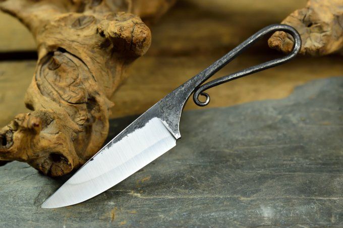 Couteau forgé 18 cm, manche à volute