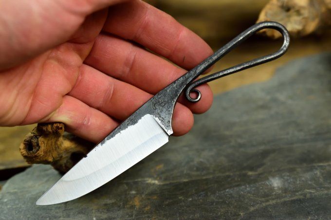 Couteau forgé 18 cm, manche à volute