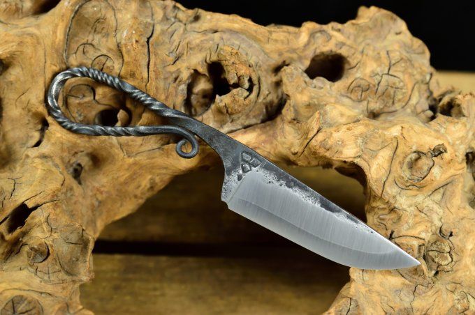 Couteau forgé 18 cm, manche à volute torsadé