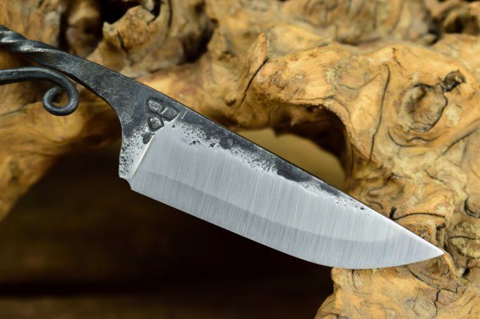 Couteau forgé 18 cm, manche à volute torsadé