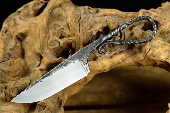 Couteau forgé 18 cm, manche à volute torsadé