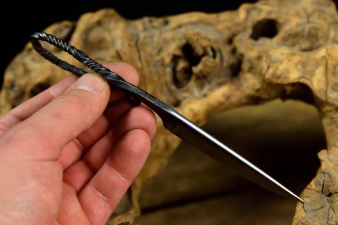 Couteau forgé 18 cm, manche à volute torsadé