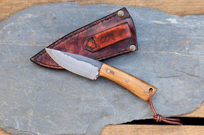 Utilitaire 16cm, manche en Chêne. Etui cuir moulé