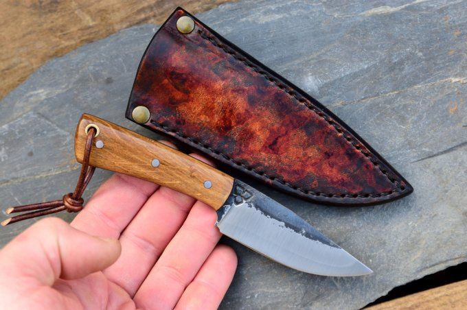 Utilitaire 16cm, manche en Chêne. Etui cuir moulé