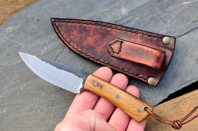 Utilitaire 16cm, manche en Chêne. Etui cuir moulé