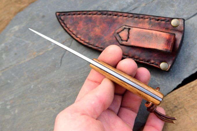 Utilitaire 16cm, manche en Chêne. Etui cuir moulé