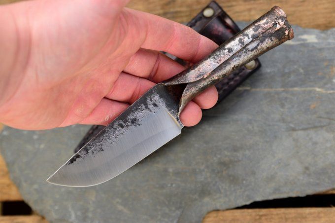 Utilitaire renforcé à manche roulé 22cm. Etui cuir moulé