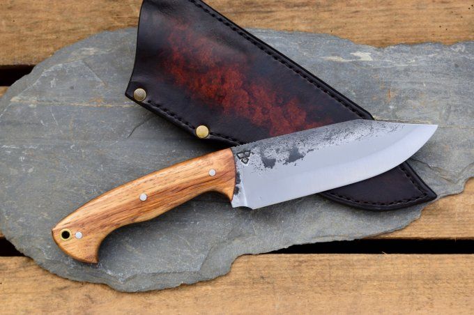 Couteau de camp 28cm, manche en bois de Chêne, Etui cuir moulé.