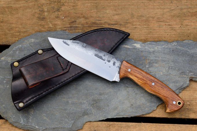 Couteau de camp 28cm, manche en bois de Chêne, Etui cuir moulé.