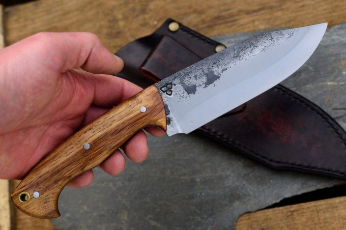 Couteau de camp 28cm, manche en bois de Chêne, Etui cuir moulé.