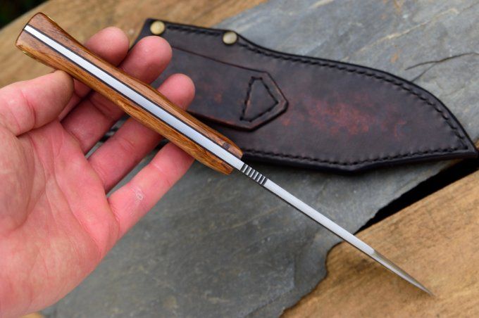 Couteau de camp 28cm, manche en bois de Chêne, Etui cuir moulé.