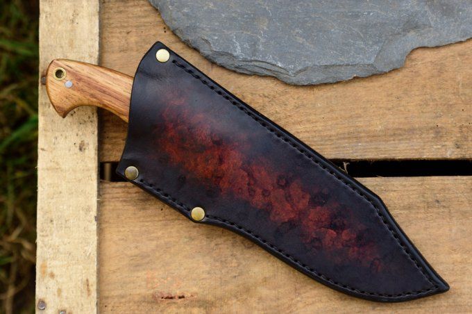 Couteau de camp 28cm, manche en bois de Chêne, Etui cuir moulé.