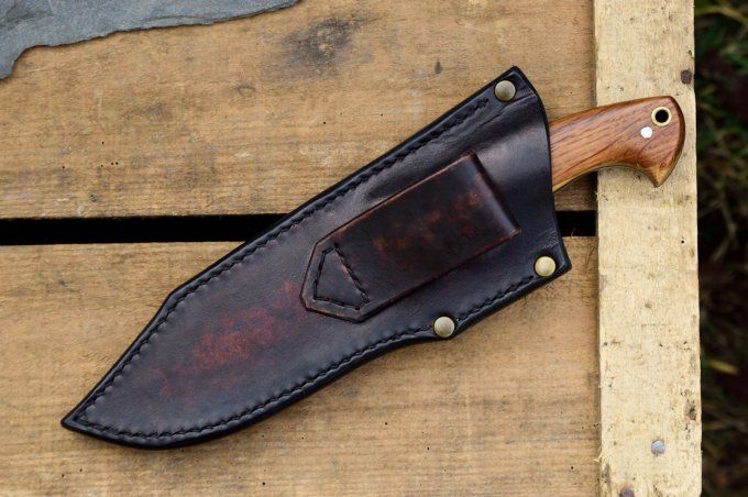 Couteau de camp 28cm, manche en bois de Chêne, Etui cuir moulé.